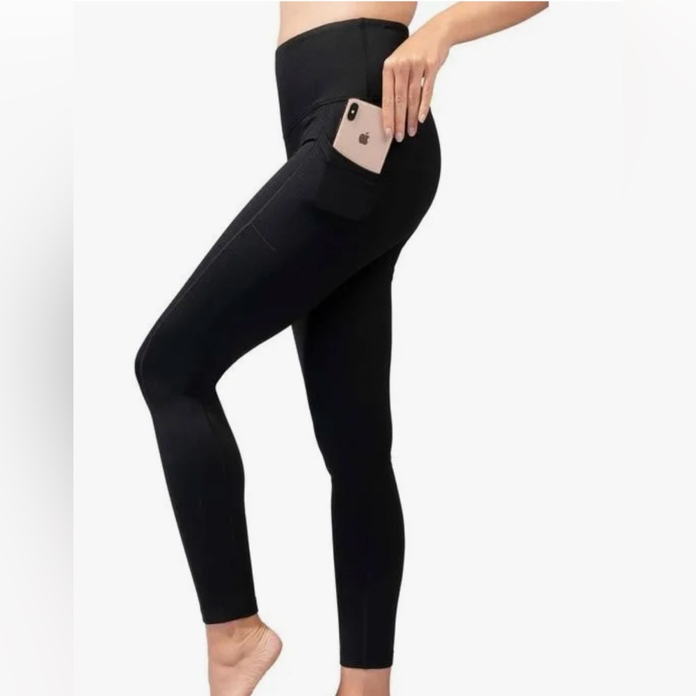90 Degree By Reflex long leggings with side pockets.